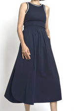 Rochie vaporoasă în mișcare, cu talie elastică și decupaj lateral vizibil