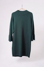 Rochie tricotată de culoare verde închis, cu mâneci evazate și perle delicate la terminație.