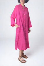 Rochie vaporoasă din in 100%, vedere laterală, evidențiind croiul drept și lungimea medie