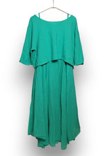 Rochie turcoaz cu croială asimetrică și top suprapus cu mâneci scurte.