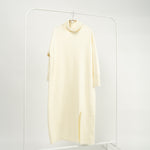 Rochie lungă ivory din tricot elastic cu guler înalt și deschidere laterală