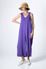 Salopetă largă de vară, mov, cu decolteu în V și croială fluidă.