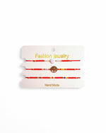 Set de brățări ale prieteniei pe ață roșie, decorate cu mărgele colorate și pandantiv simbolic.