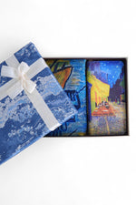 Set cadou cu eșarfă și portofel decorate cu pictura „Cafe Terrace”, prezentate în cutie elegantă cu fundă albă.