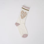 Șosetă lungă în nuanță foarte deschisă de roz pastel, tricotată fin și reiată pe gambă.