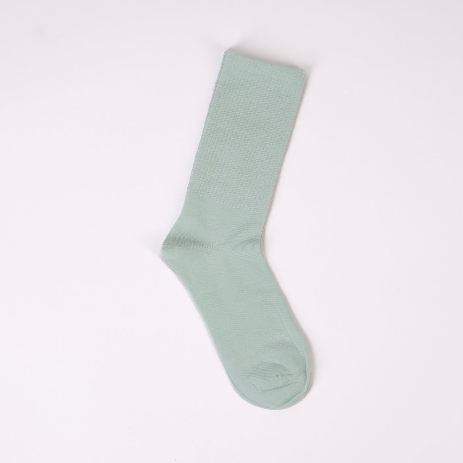 Șosetă verde smarald tricotată fin, cu elastic în partea superioară și textură reiată pe gambă