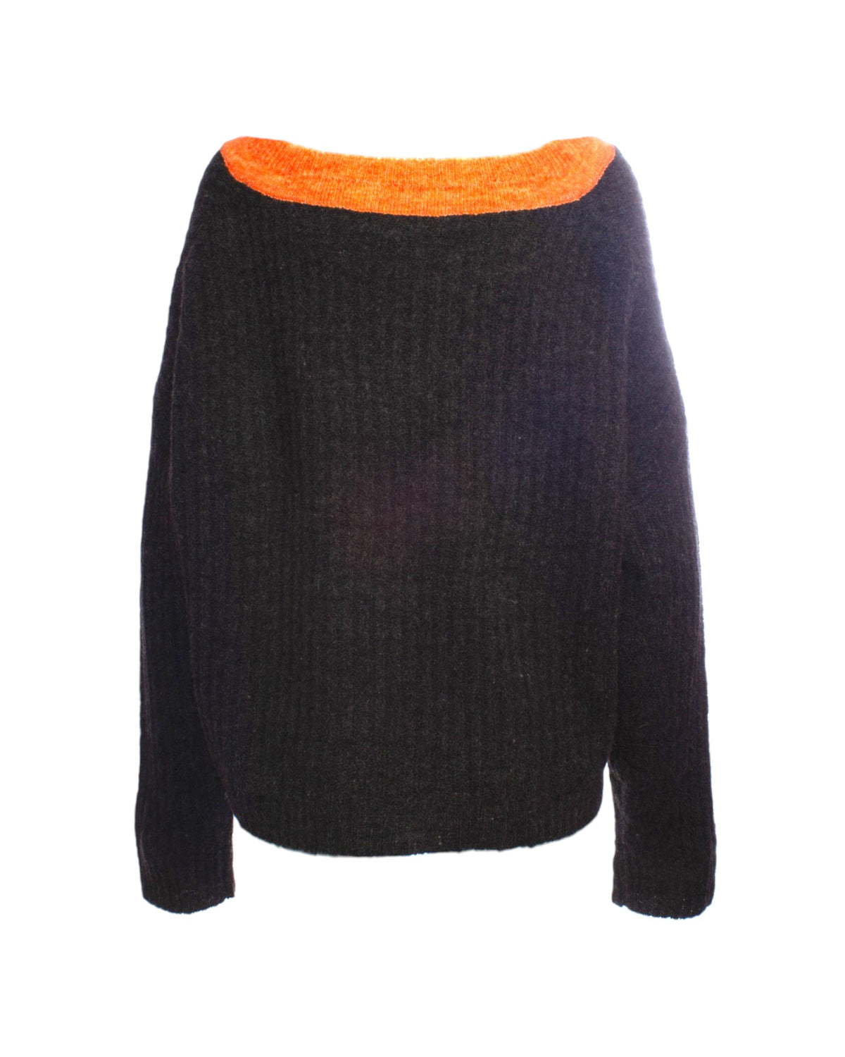 Spatele puloverului negru cu detalii portocalii la guler.