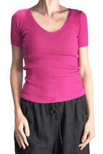 Top fucsia mulat cu decolteu în V și mâneci scurte, purtat cu pantaloni negri