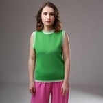 Top tricotat fără mâneci, verde vibrant, cu guler și margini în dungi albe, din țesătură moale