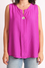 Vedere frontală a topului fucsia fără mâneci, croială lejeră și cădere fluidă.