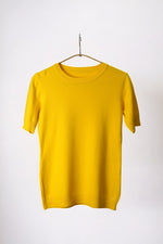 Tricou casual galben, cu croială lejeră și finisaje delicate la tiv și mâneci.