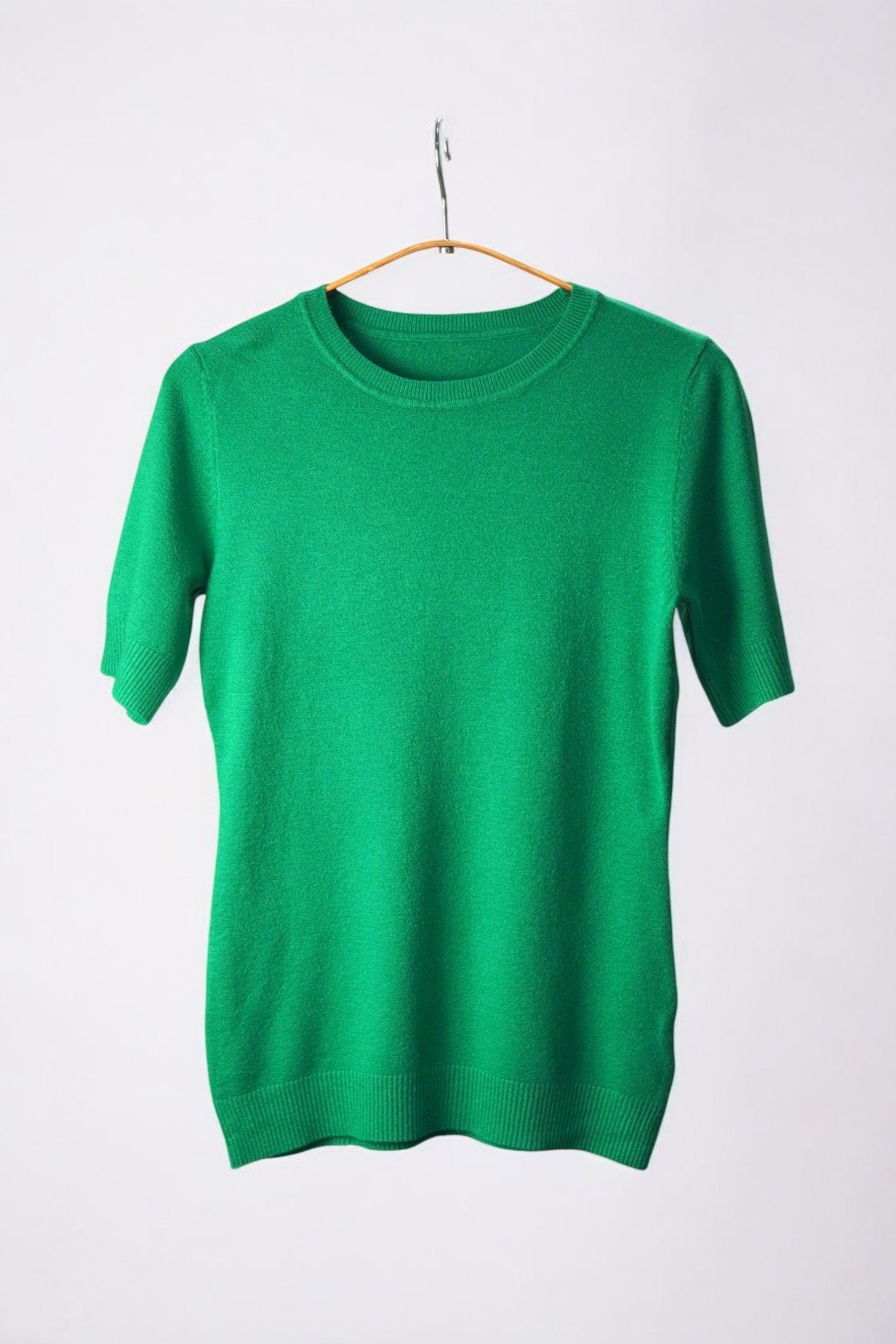 Tricou casual verde, cu mânecă scurtă și croială clasică, ideal pentru ținute versatile.