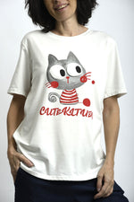 Detaliu imprimeu pisicuță pe tricou alb, grafic jucăuș cu accente roșii, aspect clar și bine definit.