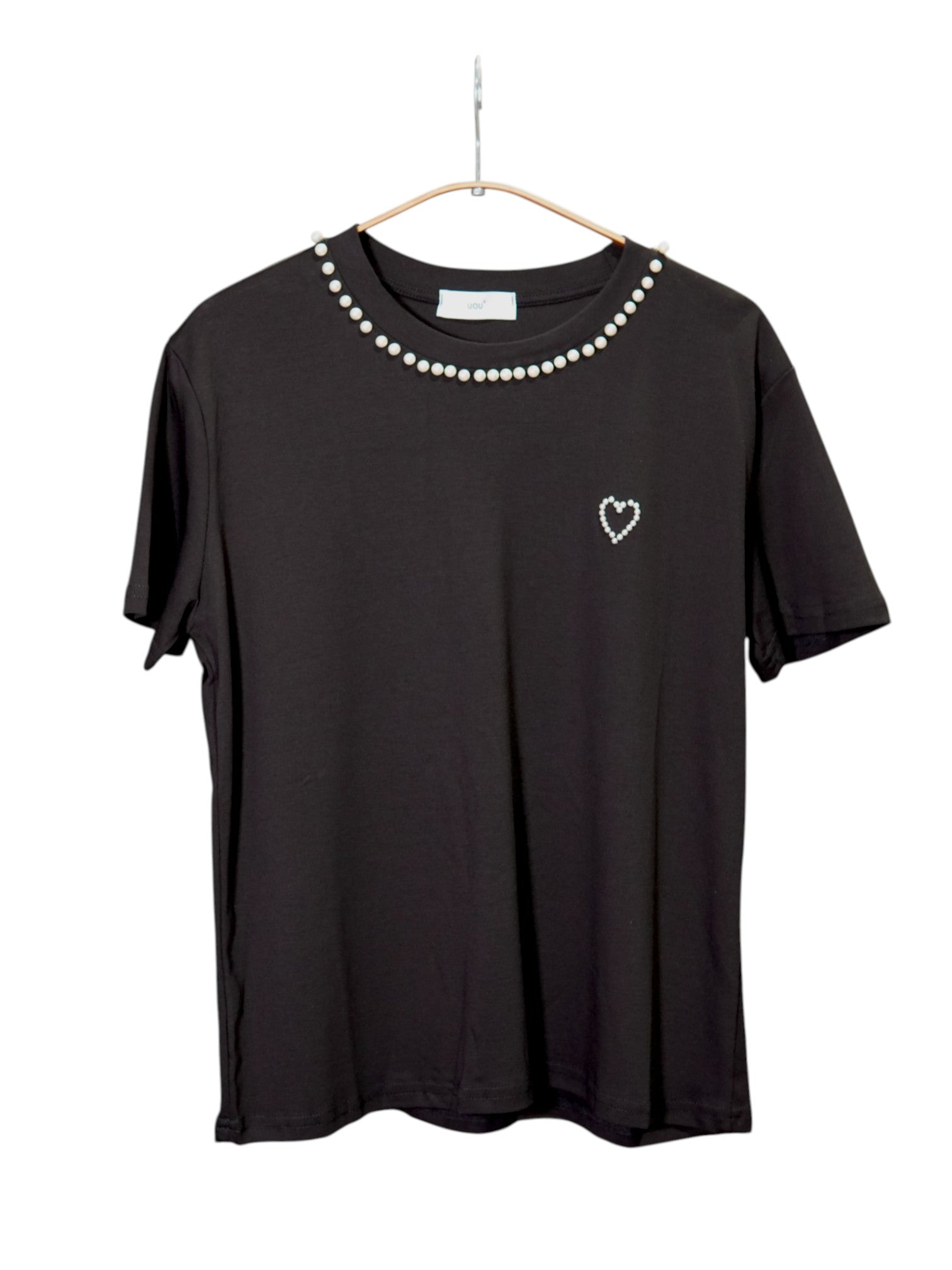 Tricou negru cu colier decorativ din perle și inimioară aplicată pe piept, croială dreaptă