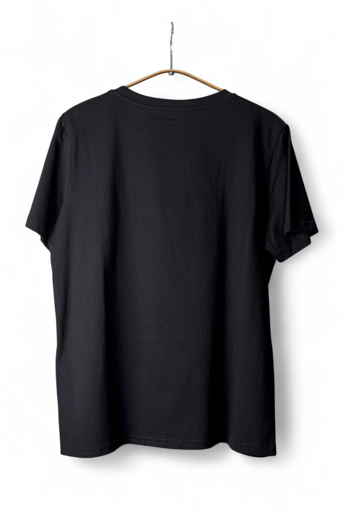 Vedere din spate a unui tricou negru simplu, fără imprimeu, din material moale și confortabil.
