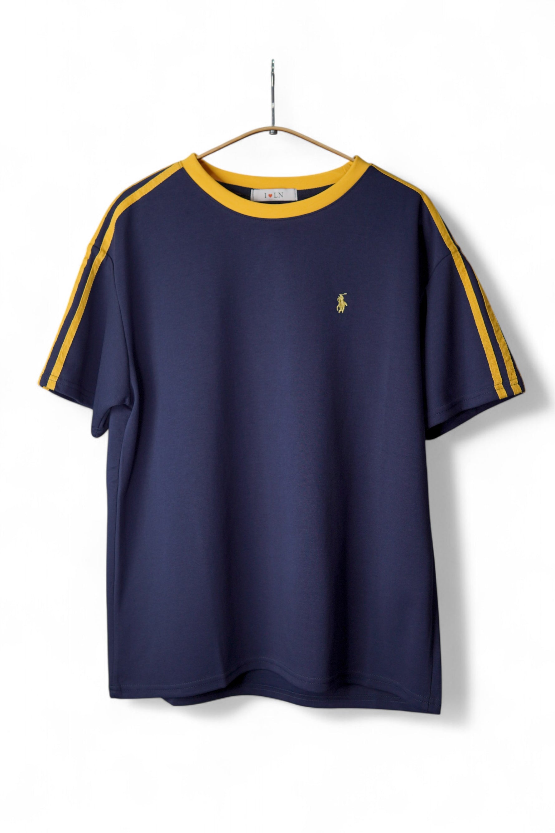 Detaliu cu gulerul galben și emblema brodată a tricoului sport bleumarin cu dungi galbene.