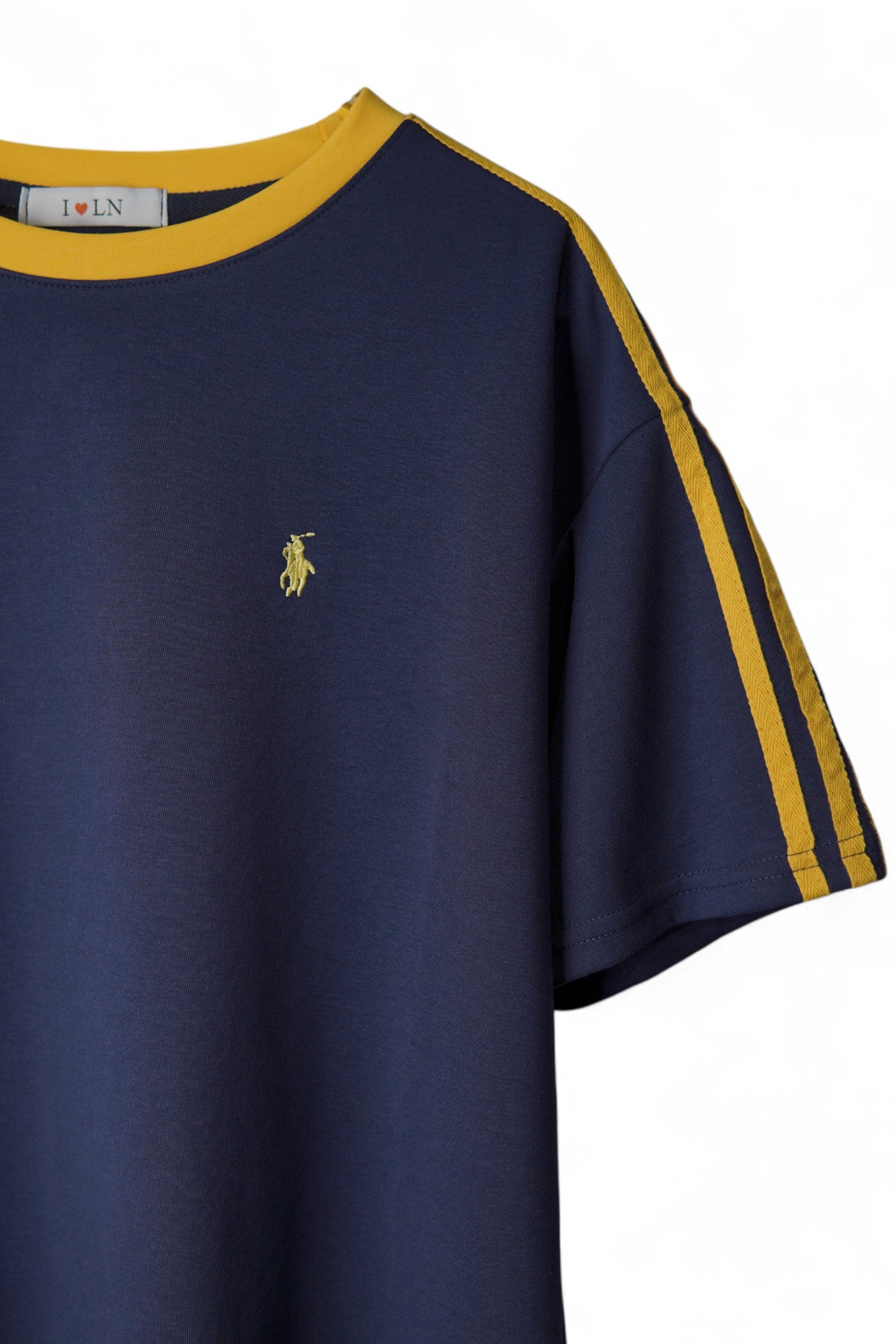 Tricou sport bleumarin cu dungi galbene pe mâneci și guler contrastant, vedere frontală pe umeraș.