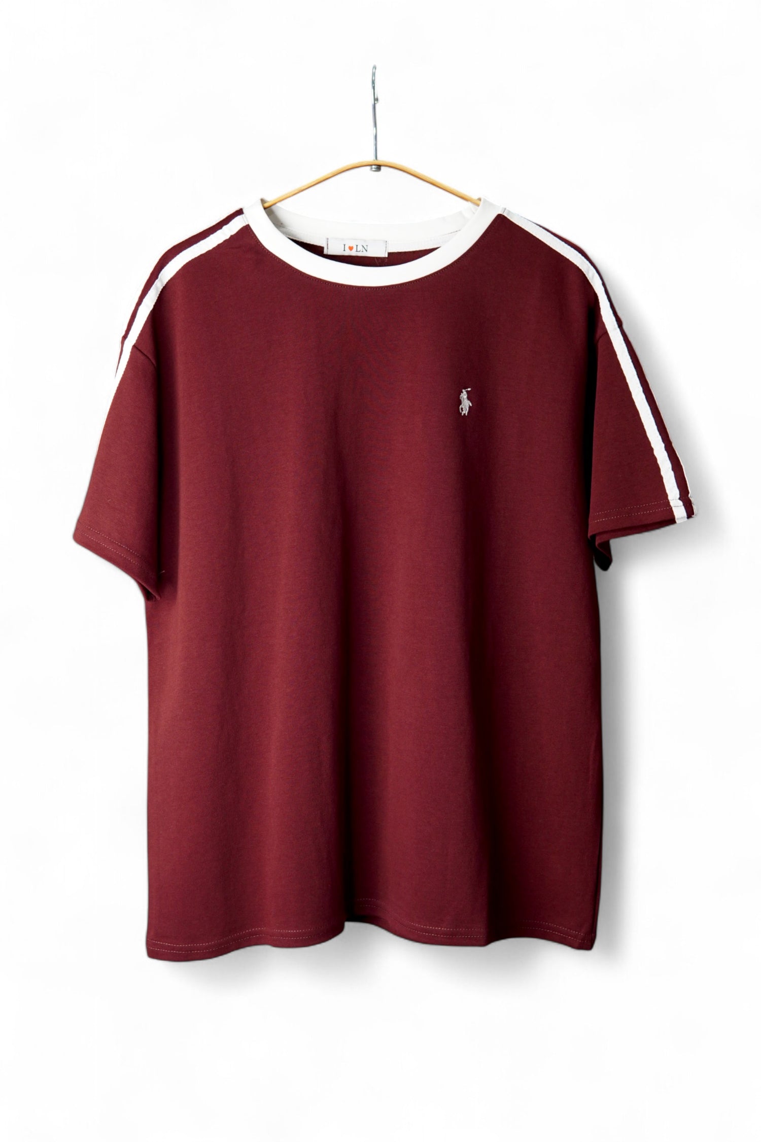 Tricou sport bordo cu guler alb și dungi pe mâneci, vedere frontală.