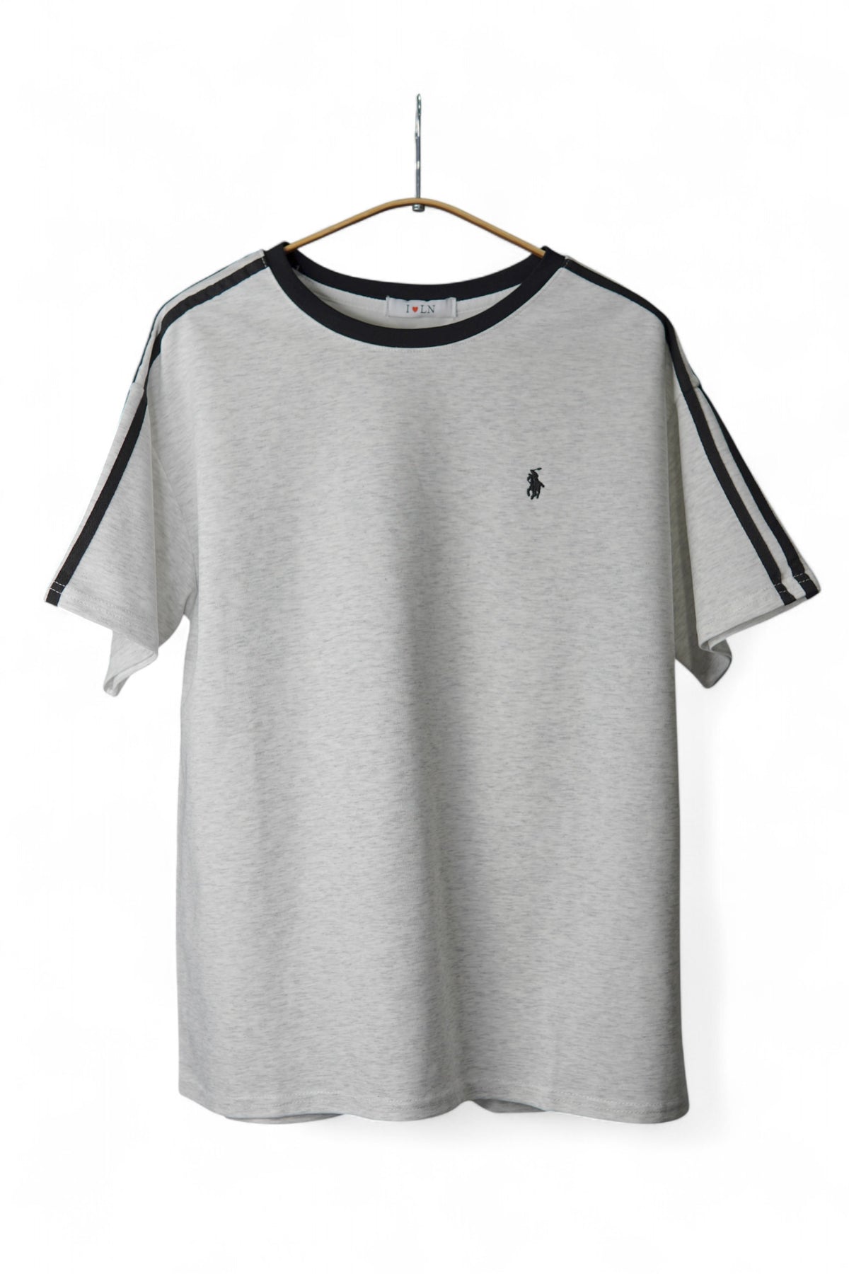 Tricou sport gri cu detalii negre și emblema brodată, vedere frontală pe umeraș.