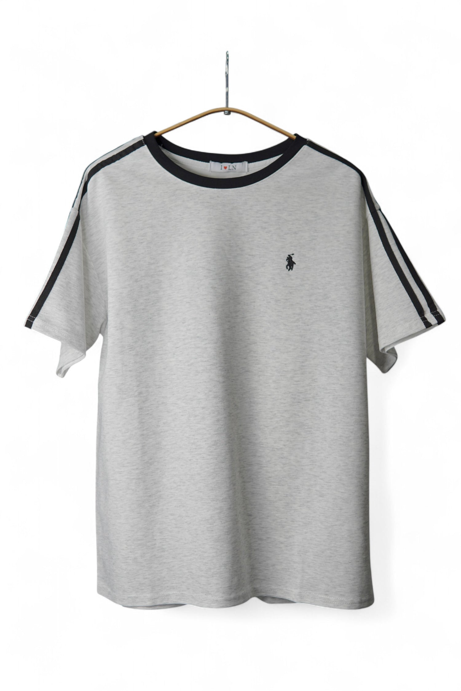 Tricou sport gri cu detalii negre și emblema brodată, vedere frontală pe umeraș.