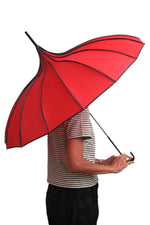 Umbrelă roșie din poliester, deschisă, cu structură metalică și mâner din plastic, văzută din lateral