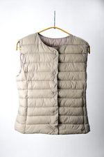 Vesta matlasată grej prezentată pe umeraș, cu capse și guler rotund