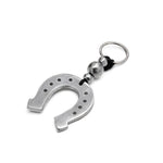 Detaliu breloc din aluminiu reciclat, cu pandantiv în formă de potcoavă, ideal pentru un cadou simbolic și sustenabil.