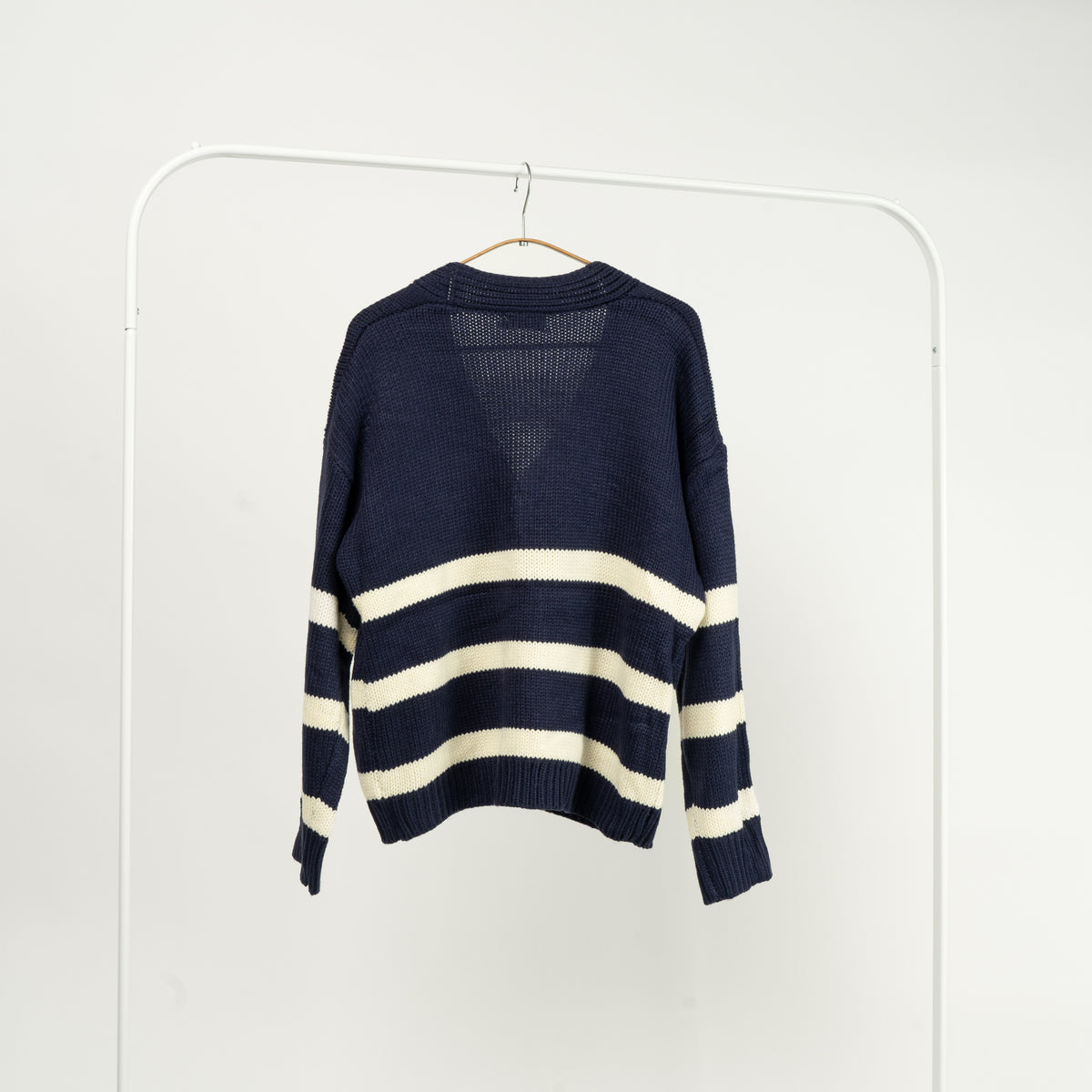 Cardigan navy tricotat, cu dungi albe, vedere din spate.