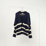 Cardigan navy tricotat, cu dungi albe, nasturi și buzunare, vedere din față.