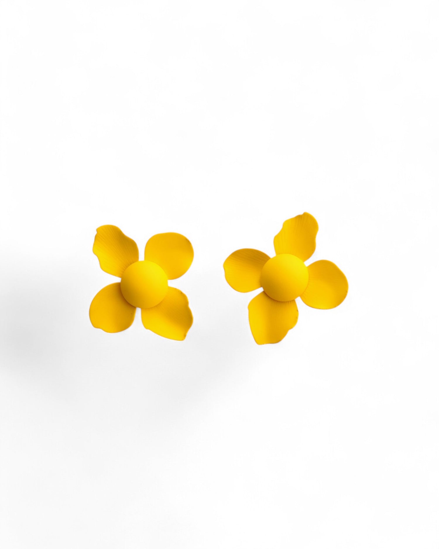 Cercei cu design floral galben, petale mari, detalii elegante.