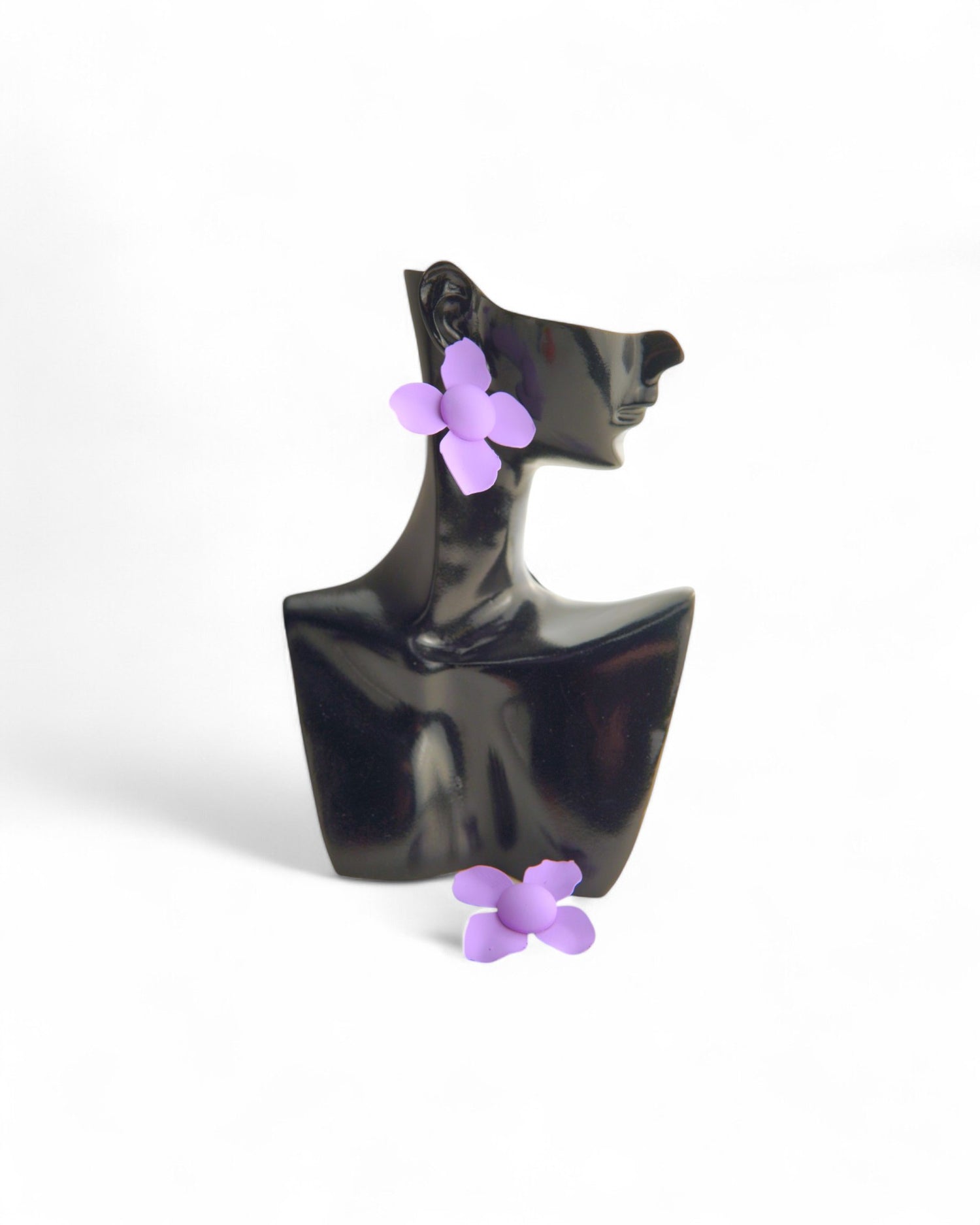 Cercei lila purtați pe un bust elegant, accesoriu floral rafinat.
