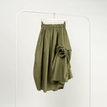 Fustă asimetrică kaki din bumbac, cu talie elastică și ornamente florale din același material.