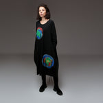 Rochie midi neagră cu imprimeuri colorate în formă de cerc, croială lejeră, mâneci lungi și buzunare laterale