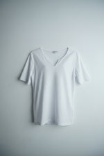 Tricou alb damă cu croială simplă și decolteu în V mic
