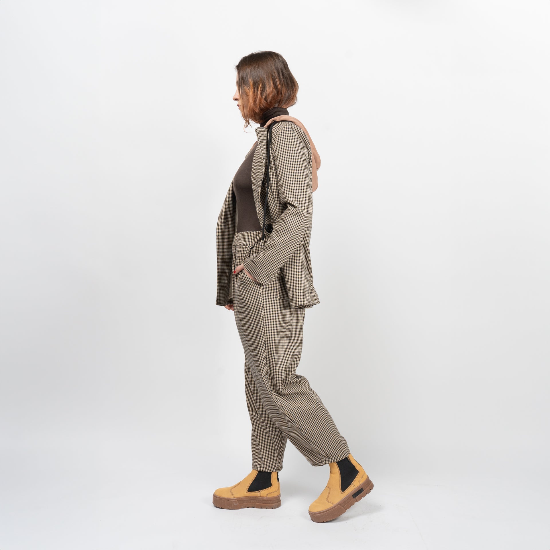 Femeie purtând un costum de exterior cu jachetă și pantaloni, perfect pentru Outerwear damă.