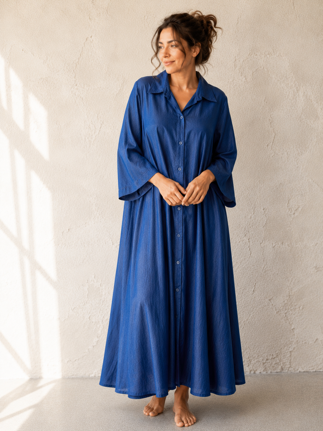 Rochie lungă din denim fluid albastru cu guler de cămașă și buzunare la piept — All Above Boutique.