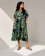 Rochie din bumbac cu imprimeu multicolor și croială lejeră, vedere frontală — All Above Boutique.