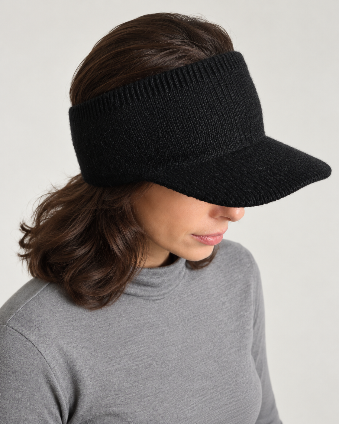 Balaclava din tricot negru cu bentiță cu cozoroc, purtată pe model - All Above Boutique