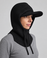 Balaclava din tricot negru cu bentiță cu cozoroc, purtată pe model - All Above Boutique