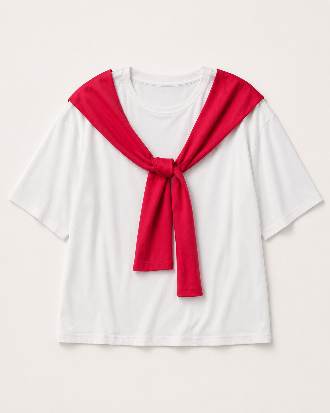 Tricou cu eșarfă roșie accesoriu, alt unghi. All Above Boutique.
