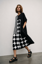 Rochie midi alb-negru cu buline, cădere fluidă și aer retro-feminin — All Above Boutique.