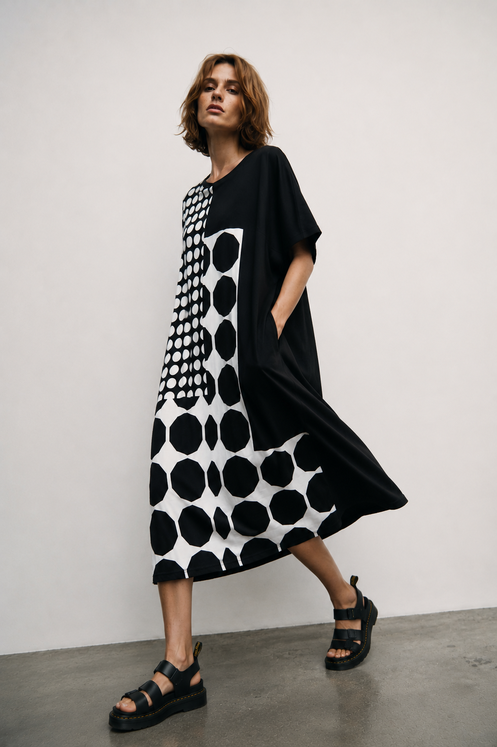 Rochie midi alb-negru cu buline, cădere fluidă și aer retro-feminin — All Above Boutique.