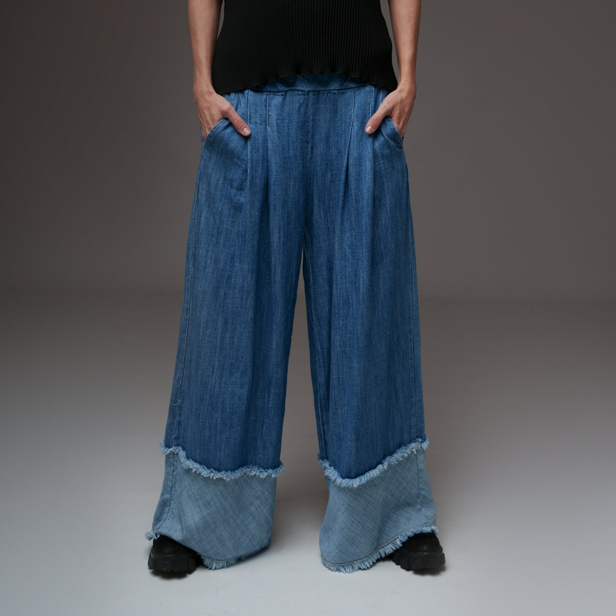 Pantaloni largi din denim cu manșete franjurate, vedere frontală, All Above Boutique