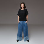 Pantaloni largi din denim cu manșete franjurate, purtați pe model, All Above Boutique