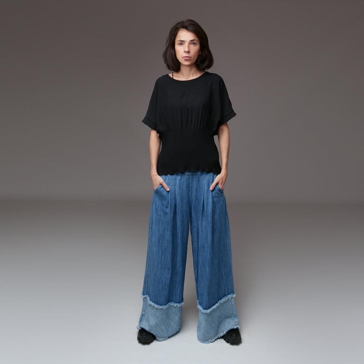 Pantaloni largi din denim cu manșete franjurate, purtați pe model, All Above Boutique