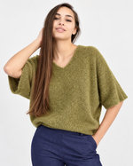 Pulover lejer din alpaca cu decolteu în V și umeri căzuți, în nuanța verde fistic, vedere frontală.