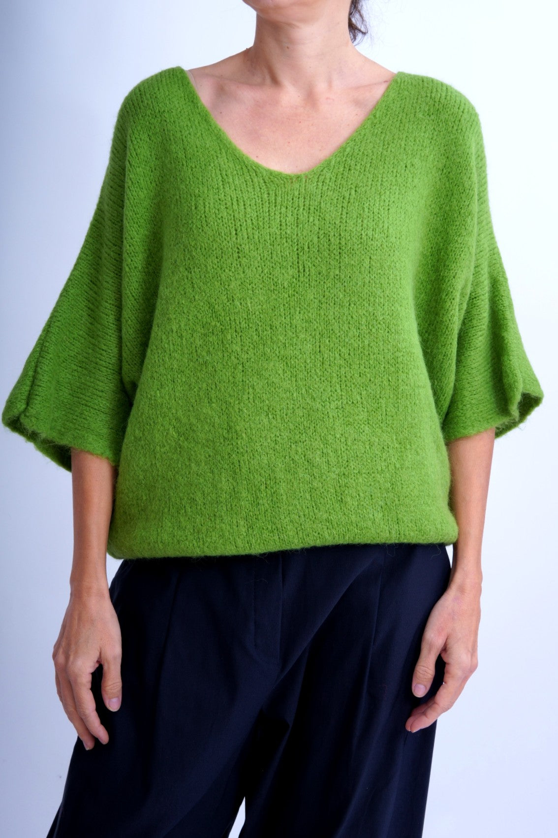 Pulover lejer din alpaca cu decolteu în V și umeri căzuți, în nuanța verde lime, vedere frontală.