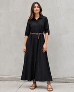 Rochie cămașă lungă cu curelușă, în nuanța negru, vedere din față.