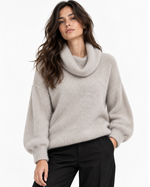 Pulover oversize cu guler drapat din amestec de alpaca, ivoire, cu mâna în buzunar - All Above Boutique