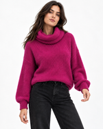 Pulover oversize cu guler drapat din amestec de alpaca, roz închis, în mișcare - All Above Boutique